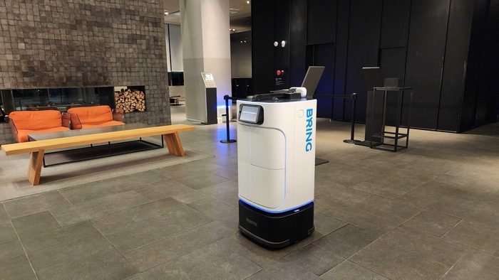 카카오모빌리티 로봇 서비스 '브링(BRING)'이 호텔에서 고객에게 어메니티를 배송하기 위해 이동하는 모습. 〈자료 카카오모빌리티〉