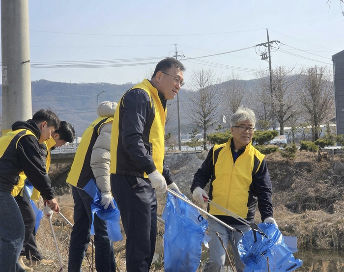 오비맥주 청주공장, '세계 물의 날' 맞아 외천천 환경 정화