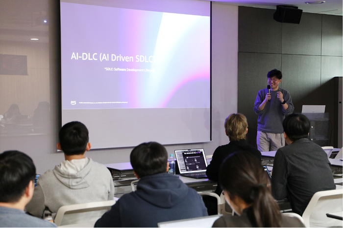 이정환 AWS 솔루션즈 아키텍트 매니저가 'AI 시대 개발 생산성 혁신으로 실현하는 비용 최적화'를 주제로 발표했다.