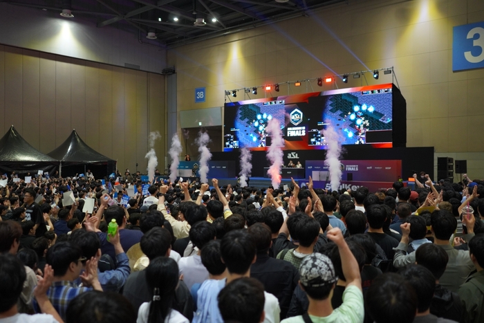 2025년 플레이엑스포 현장에서 진행된 ASL 시즌19 결승전 현장을 찾은 관중들 모습. 〈자료 SOOP〉