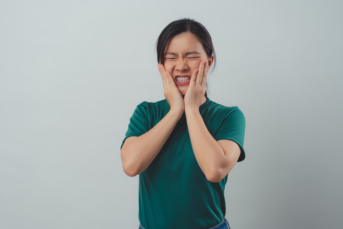 양치 도중 잇몸에서 피가 나거나 입 냄새가 오래 지속되는 등 구강 상태의 변화가 단순한 치아 문제를 넘어 대장암 위험과 연관될 수 있다는 연구 결과가 제시됐다. 사진=게티이미지