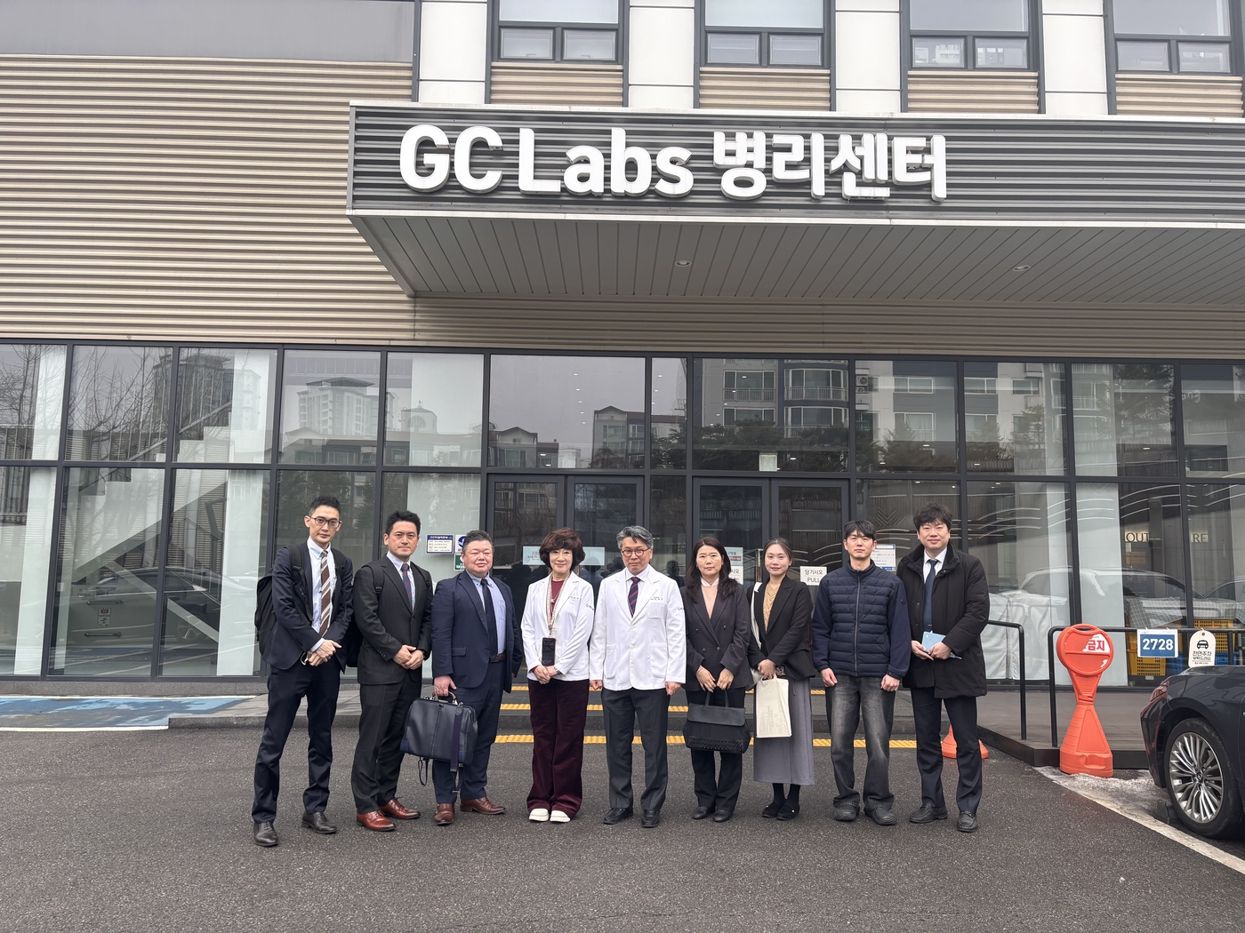 허권 SFJ 한국담당자(좌측에서 첫번째), 온다 카즈토 대표이사(좌측에서 세번째), 허주영 GC녹십자의료재단 병리센터 원장(좌측에서 네번째), 최동열 GC녹십자의료재단 수석부원장(좌측에서 다섯번째), JW바이오사이언스 김민경 진단시약사업부서장(좌측에서 여섯번째).