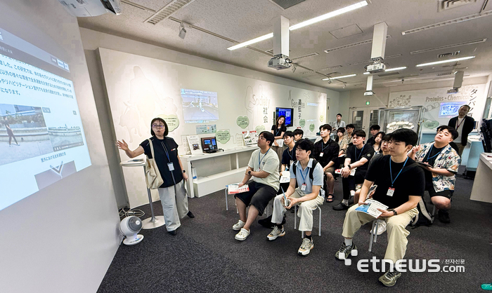 영진전문대 글로벌시스템융합과 학생들이 일본 산업기술종합연구소를 견학하고 있다.