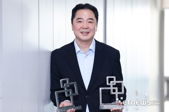 이상엽 LG유플러스 CTO가 GLOMO2026에서 수상한 상패를 들어보이고 있다.