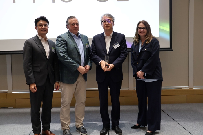 바이텍정보통신 문수찬 사장(오른쪽에서 두 번째)이 퀘스트 소프트웨어 글로벌 및 코리아 경영진으로부터 '올해의 딜' 상패를 수여받고 기념 촬영을 하고 있다.