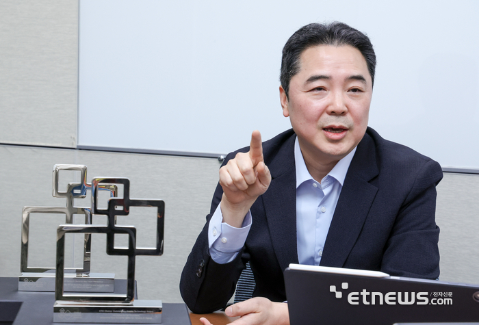 이상엽 LG유플러스 CTO가 AI 전략을 설명하고 있다.