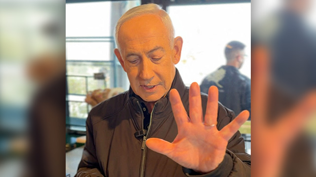 다섯 손가락 펼쳐보이는 베냐민 네타냐후 이스라엘 총리. 사진=로이터 연합뉴스