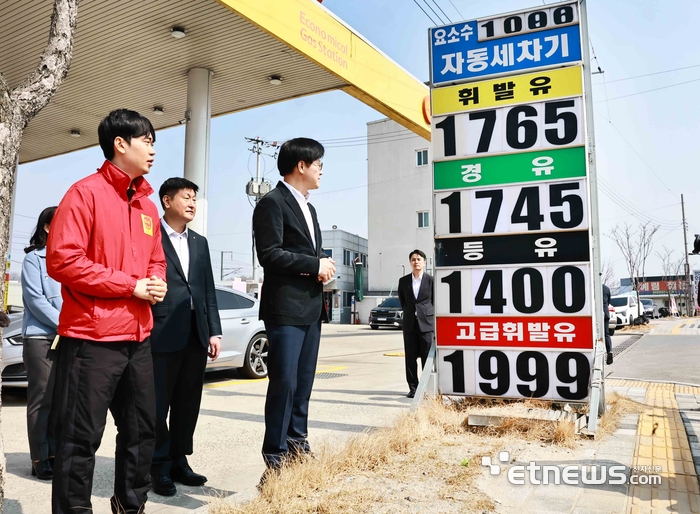 김정관 산업통상부 장관이 16일 충북 청주의 자영 알뜰주유소인 창현주유소를 방문해 관계자로부터 주유소 운영현황 및 애로사항을 청취한 후 최고가격제 시행 이후 주유소 소비자 가격 반영 동향을 점검했다. 산업부 제공