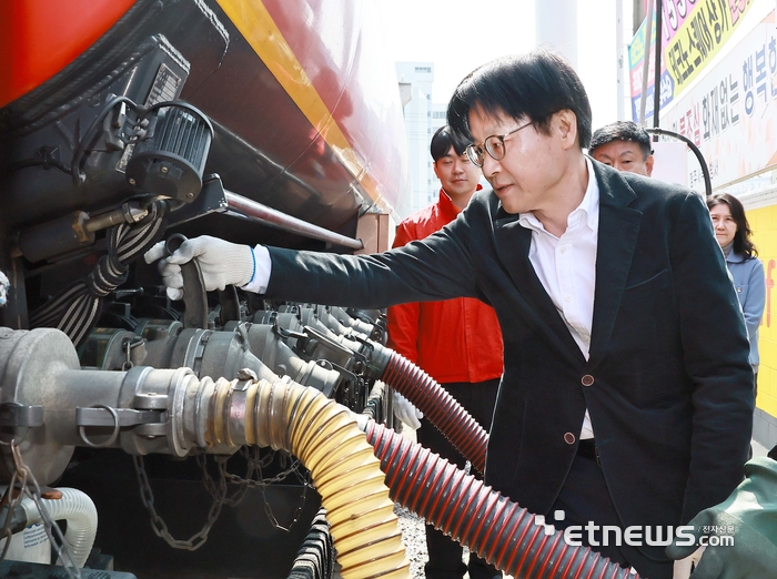 김정관 산업통상부 장관이 16일 충북 청주의 자영 알뜰주유소인 창현주유소를 방문해 관계자로부터 주유소 운영현황 및 애로사항을 청취한 후 최고가격제 시행 이후 주유소 소비자 가격 반영 동향을 점검했다. 산업부 제공