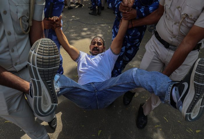 지난달 인도 경찰이 뉴델리에서 인도와 미국간 무역 협정에 반대하는 시위대를 체포하고 있다. 기사와 직접적 연관 없음. 사진=EPA 연합뉴스