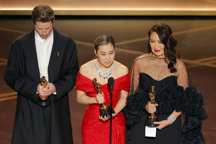케이팝 데몬 헌터스 연출자 매기 강 감독이 15일(현지시간) 열린 제98회 아카데미 시상식에서 수상 소감을 발표하고 있다. 사진=로이터 연합뉴스