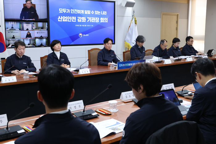 김영훈 고용노동부 장관이 16일 세종시 정부세종청사에서 열린 '산업안전 강화 기관장 회의'를 주재하고 있다. 연합뉴스.