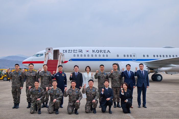 이재명 대통령과 김혜경 여사가 15일 경기 성남 서울공항에서 진행된 신형 공군 2호기 개통 행사에서 관계자들과 기념 촬영을 하고 있다. 연합뉴스