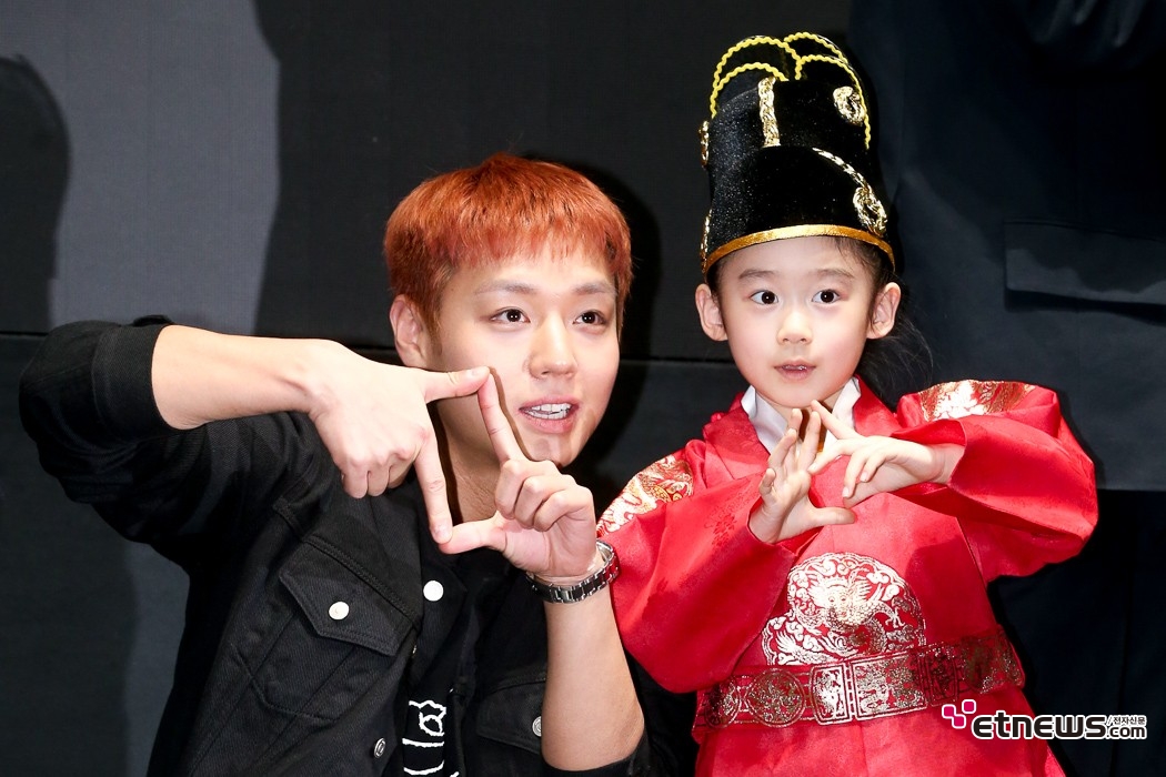 [ET포토] 박지훈, '꼬마 단종과 함께 저장'