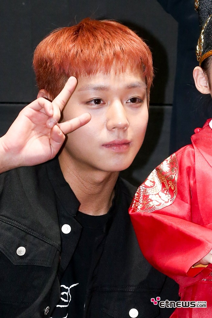 [ET포토] 박지훈, '다음은 가수 활동 재개~빨강 머리로 변신'