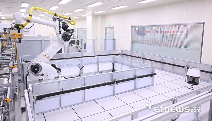 경기도 화성에 위치한 SK인텔릭스 생산라인에서 AI 웰니스 로봇인 나무엑스가 조립되고 있다.
박지호기자 jihopress@etnews.com