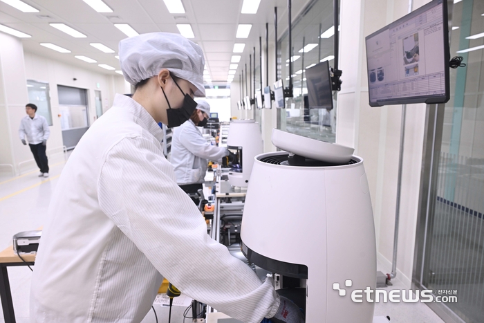 경기도 화성에 위치한 SK인텔릭스 생산라인에서 작업자가 AI 웰니스 로봇인 나무엑스를 조립하고 있다.
박지호기자 jihopress@etnews.com