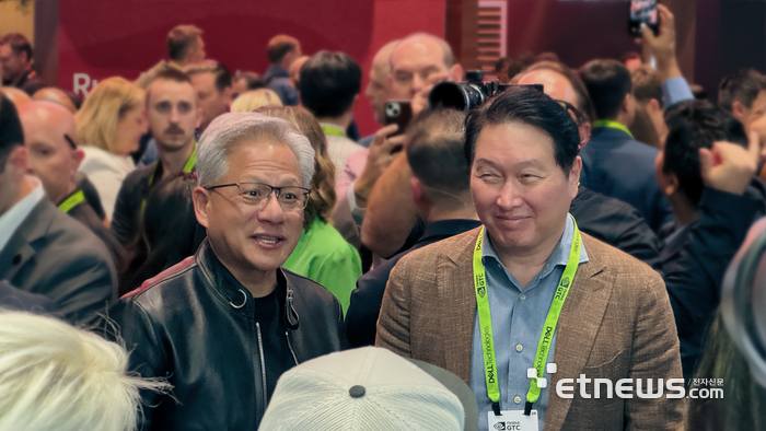 16일(현지시간) SK하이닉스 전시 부스를 찾은 엔비디아 젠슨 황 CEO(가운데 왼쪽)와 SK그룹 최태원 회장(오른쪽). (사진=SK하이닉스)