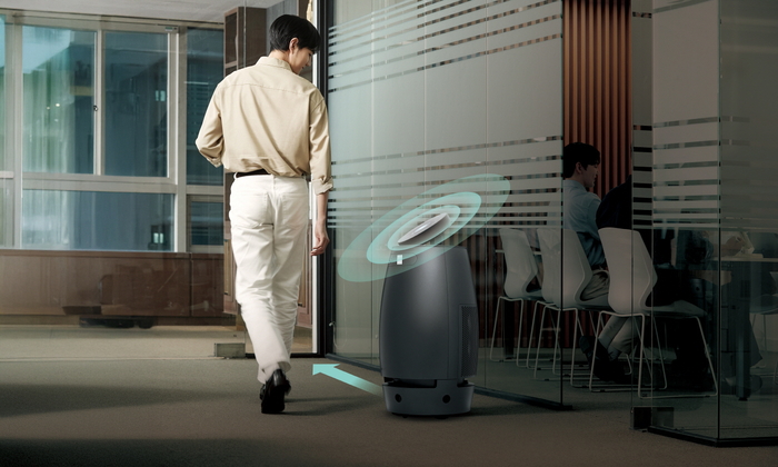 SK인텔릭스 '팔로우 미' 기능이 탑재된 웰니스 로봇 '나무엑스' 연출 이미지