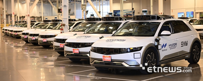 미국 네바다주 라스베이거스 모셔널 테크니컬 센터에 무인 로보택시로 변신한 아이오닉5가 나란히 세워져 있다.  라스베이거스=이동근기자 foto@etnews.com