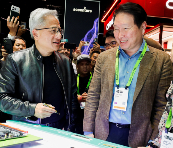 젠슨 황과 이야기 나누는 최태원