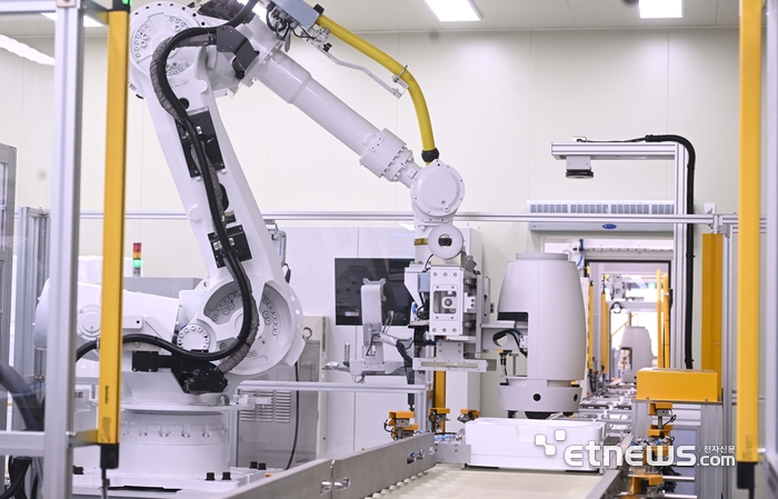 경기도 화성에 위치한 SK인텔릭스 생산라인에서 AI 웰니스 로봇인 나무엑스가 조립되고 있다.
박지호기자 jihopress@etnews.com