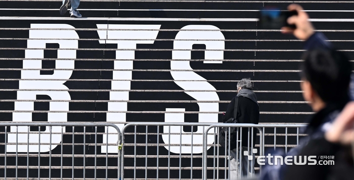 [포토] 세종문화회관에 설치된 BTS 공연 홍보물