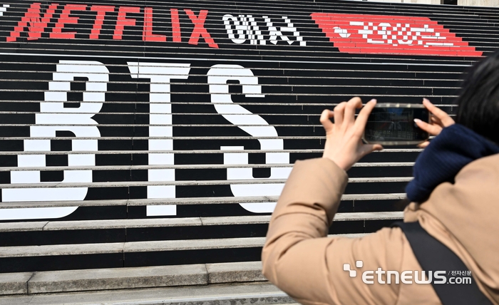 [포토] BTS 홍보물 앞에서