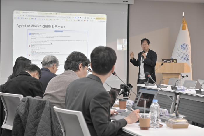 김성훈 업스테이지 대표가 17일 서울 중구 국가인공지능전략위원회에서 에이전틱 AI 관련 발표하고 있다. ⓒ위원회