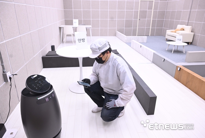 경기도 화성에 위치한 SK인텔릭스 생산라인에서 직원이 완성된 AI 웰니스 로봇인 나무엑스를 테스트하고 있다.
박지호기자 jihopress@etnews.com