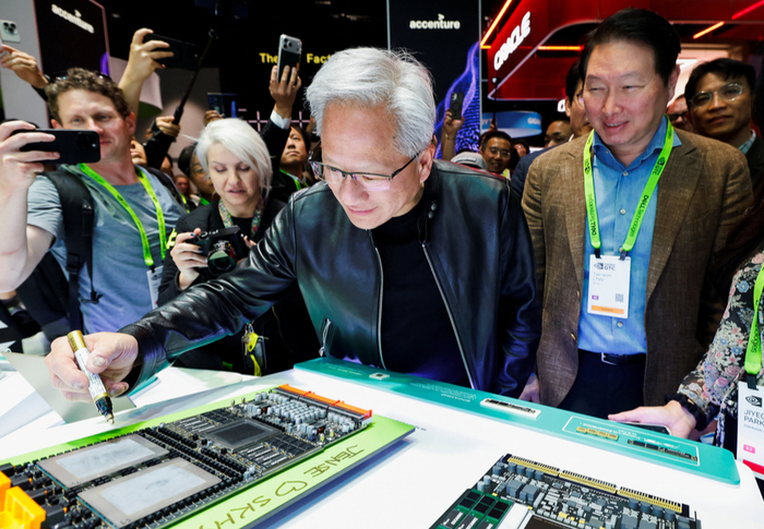 SK하이닉스 제품에 친필 서명하는 젠슨 황