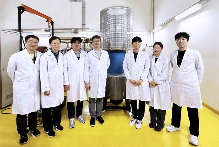 한국원자력연구원이 이온주입장치의 고전압 환경에서도 안정적으로 전력을 공급할 수 있는 절연형 모터제너레이터(MG-SET)를 독자 개발했다. 왼쪽부터 이찬영 책임연구원, 여순목 책임연구원, 석재권 선임연구원, 정명환 책임연구원, 양인목 선임기술원, 전혜란 선임연구기술원, 하준목 선임연구원.