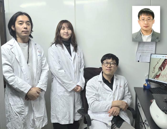 성과를 낸 연구진. 사진 왼쪽부터 추정웅 UST 박사과정생(제1저자), 김경민 KIST 박사후연구원(제1저자), 연구책임자인 홍규상 선임연구원(교신저자·지도교수), 최춘환 경기도경제과학진흥원 책임연구원(교신저자),