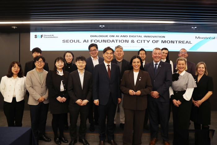 김만기 서울AI재단 이사장(왼쪽 다섯 번째)과 소라야 마르티네즈 페라다 캐나다 몬트리올 시장(오른쪽 네 번째)을 비롯한 양측 관계자들이 간담회 후 기념사진을 촬영하고 있다. (서울AI재단 제공)