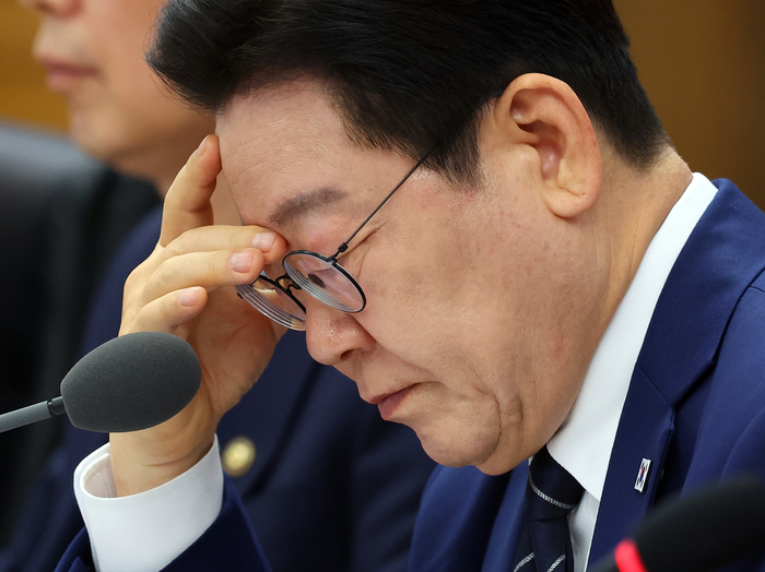 이재명 대통령이 17일 정부세종청사에서 열린 국무회의에서 자료를 보고 있다. 연합뉴스 (끝)