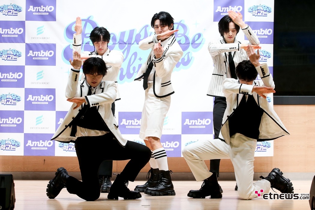 [ET포토] 엠비오, '최선을 다하는 첫 공개 무대'