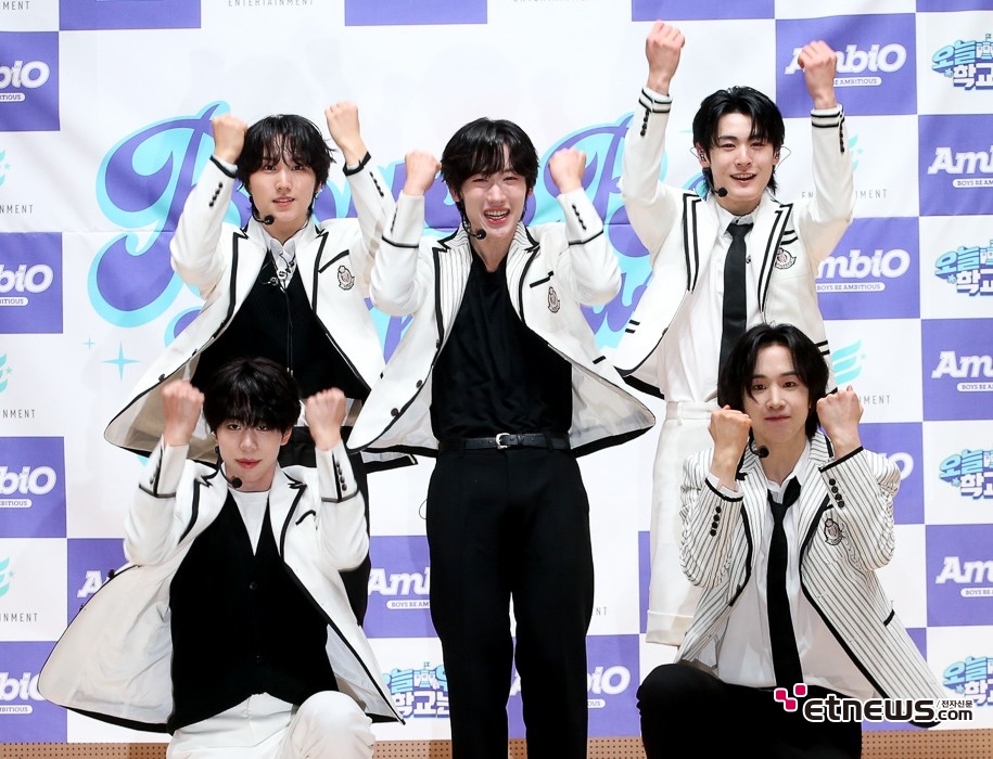 [ET포토] 엠비오, '데뷔의 기쁨'