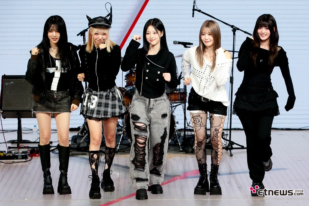 [ET포토] 레이턴시, '2개의 아이돌 그룹 + 전문 기타리스트 멤머로 구성'