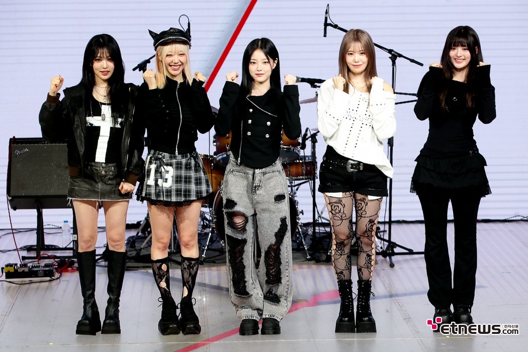 [ET포토] 레이턴시, '힘차게 새로운 출발'