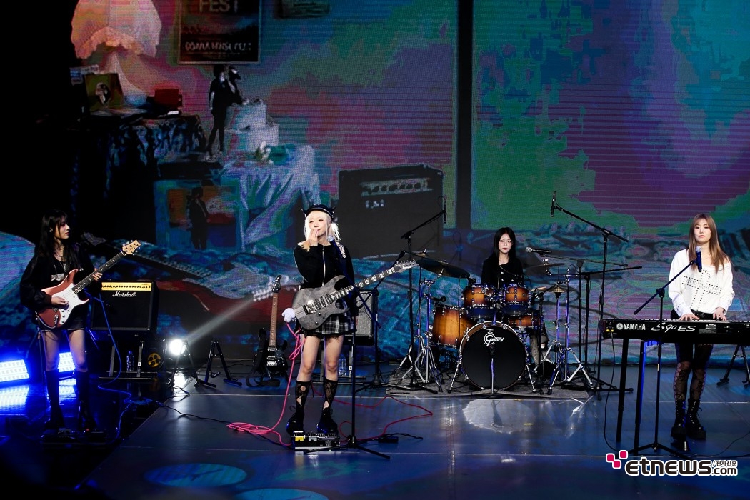 [ET포토] 레이턴시, '케이팝 아이돌 출신들의 밴드 라이브 무대'