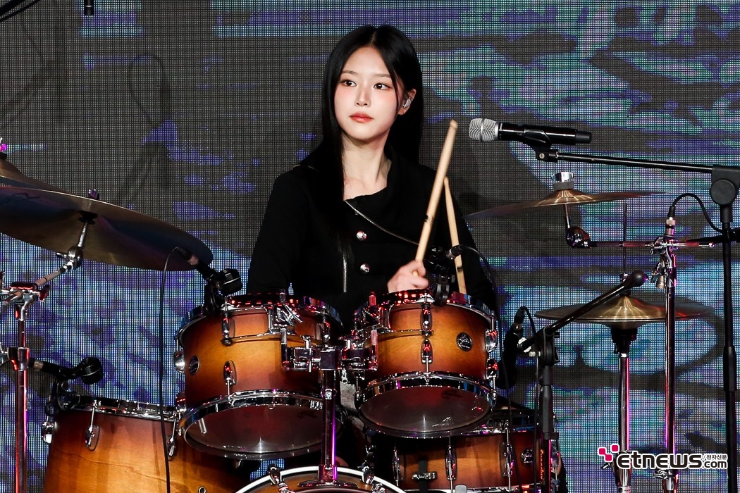 [ET포토] 레이턴시 현진, '초미녀 드러머'