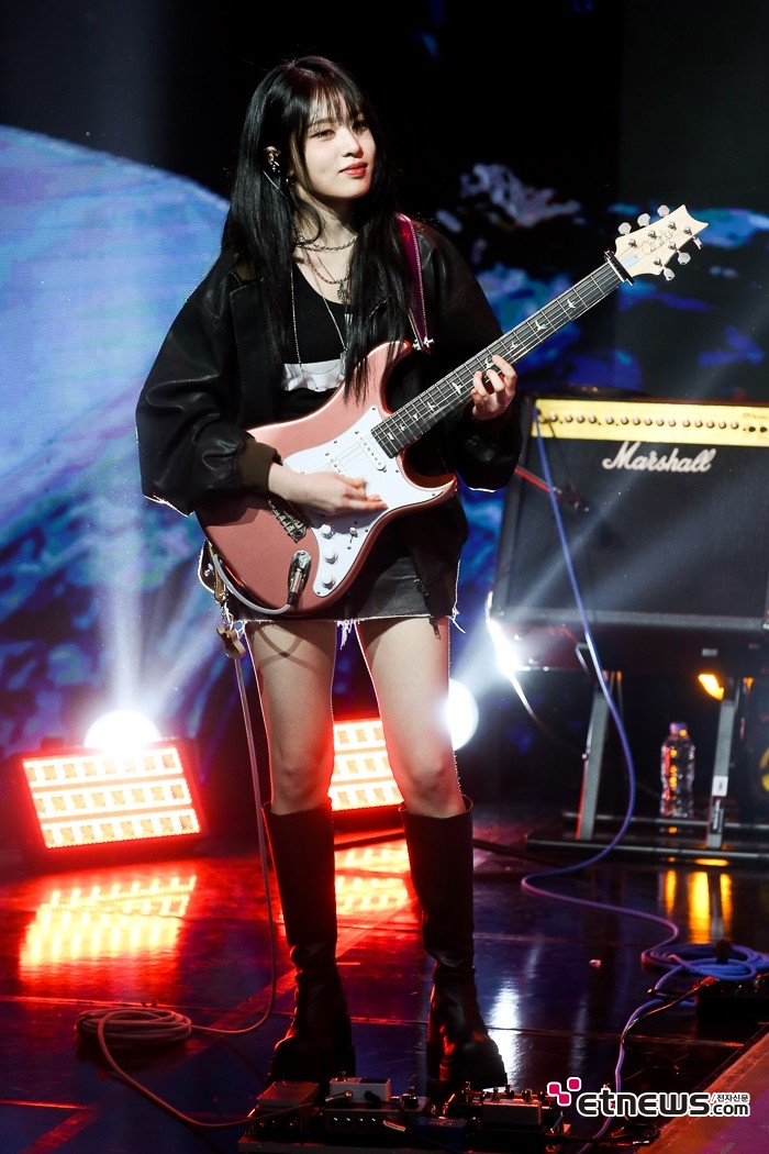 [ET포토] 레이턴시 희연, '여유로운 기타 연주'