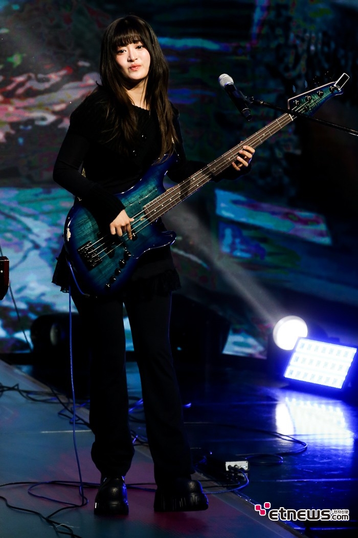 [ET포토] 레이턴시 세미, '폼나는 베이시스트'