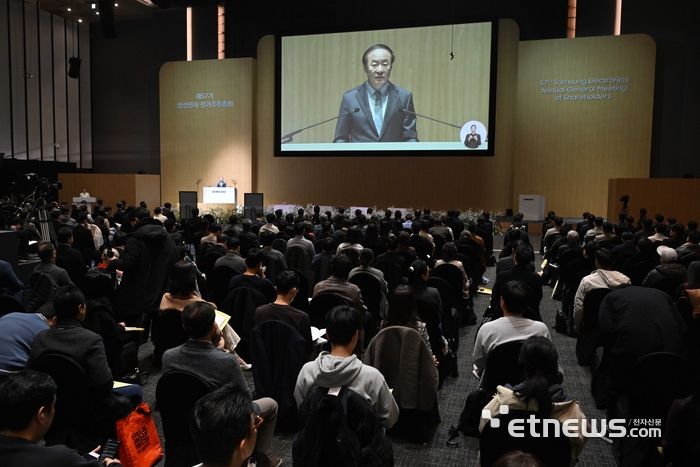 제57기 삼성전자 정기주주총회가 18일 경기 수원시 영통구 수원컨벤션센터에서 열렸다. 전영현 디바이스솔루션 부문장(부회장)이 인사말을 하고 있다. 김민수기자 mskim@etnews.com