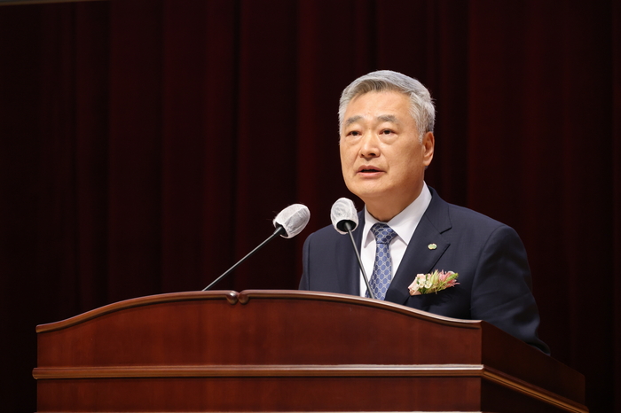 김회천 한국수력원자력 제11대 사장이 18일 경주 한수원 본사에서 열린 취임식에서 취임사를 전하고 있다. 사진 출처 : 한수원