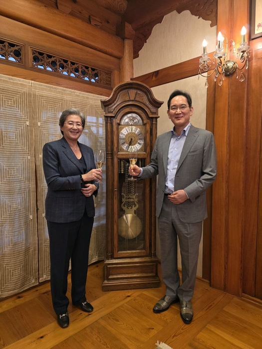 이재용 회장이 18일  삼성그룹 영빈관인 승지원에서 리사 수 AMD 최고경영자(CEO)와 만찬에 앞서 기념 촬영하고 있다.