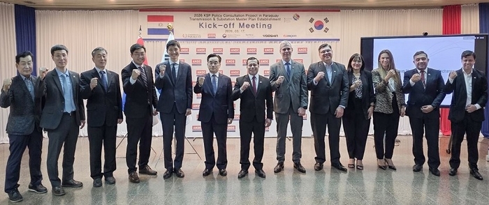 한국전력이 지난 17일 파라과이 송변전 마스터플랜 수립 컨설팅 착수회를 진행했다. 김헌우 한전 전력연구원 부장(왼쪽에서 두번째), 최태현 파라과이 KSP 수석고문(〃 여섯번째), Felix Sosa 파라과이 전력청장(〃 일곱번째)이 파이팅을 외치고 있다.