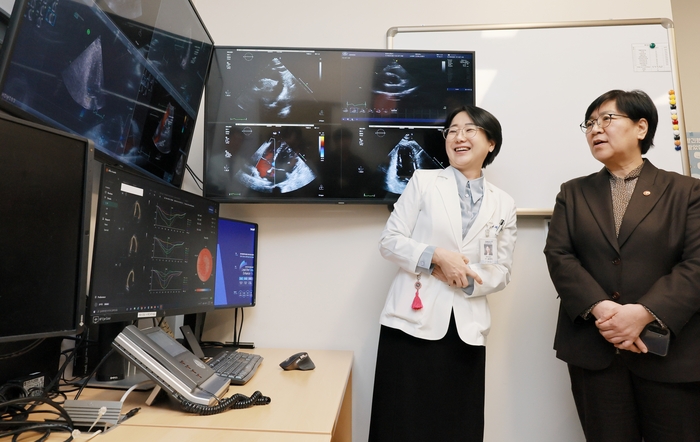 윤연이 분당서울대학교병원 순환기내과 교수(왼쪽)가 정은경 보건복지부 장관에게 AI 기반 심초음파 분석 소프트웨어로 환자 심초음파 지표를 측정하고 영상을 판독하는 과정을 설명하고 있다. (사진=보건복지부)