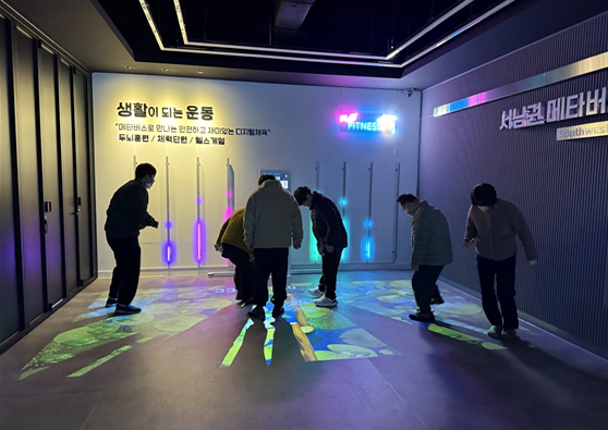 가상융합체험존(전남정보문화산업진흥원 1층)에서 시민들이 증강현실(AR) 콘텐츠 체험을 하고 있다.