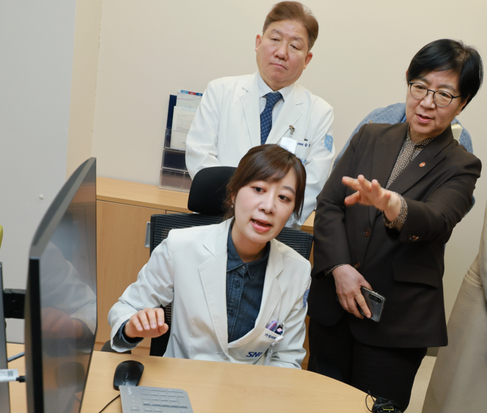 김정은 분당서울대병원 소화기센터 교수가 AI 솔루션이 환자와의 문답을 자동 기록하고 요약하는 모습을 시연하고 있다. (사진=보건복지부)